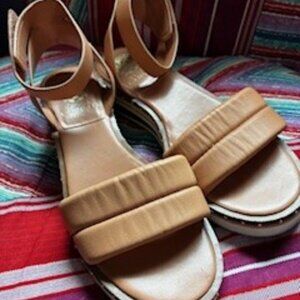 Vince Camuto Flat Leather Sandals,Tan, Soft,Very Comfy, Size 8.5, Med width.